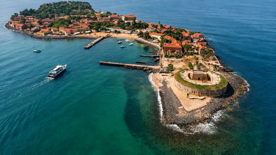 Vue aérienne de l’île de Gorée entourée par l’océan